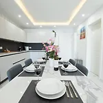Ivory Seafront With Views!- Fl 8 By Homely Lejlighed