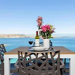Ivory Seafront With Views!- Fl 8 By Homely *