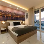 Ivory Seafront With Views!- Fl 8 By Homely *