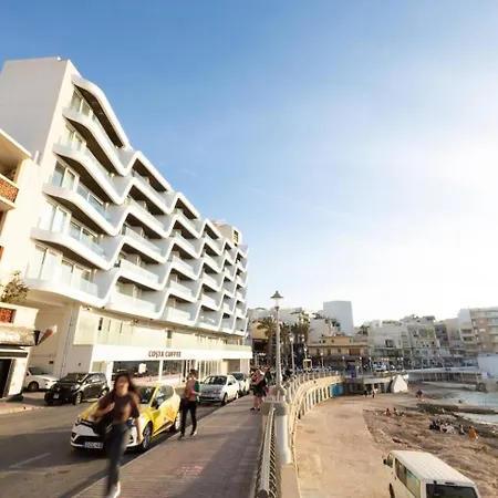 Ivory Seafront With Views!- Fl 8 By Homely