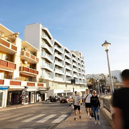 Ivory Seafront With Views!- Fl 8 By Homely