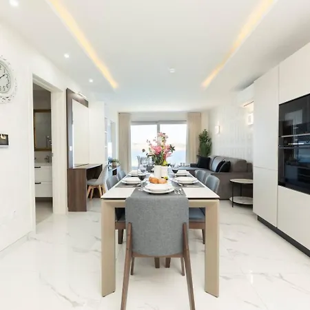 Ivory Seafront With Views!- Fl 8 By Homely Apartman