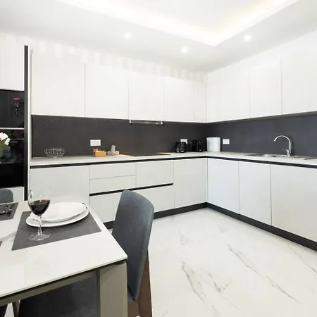 Ivory Seafront With Views!- Fl 8 By Homely Apartman