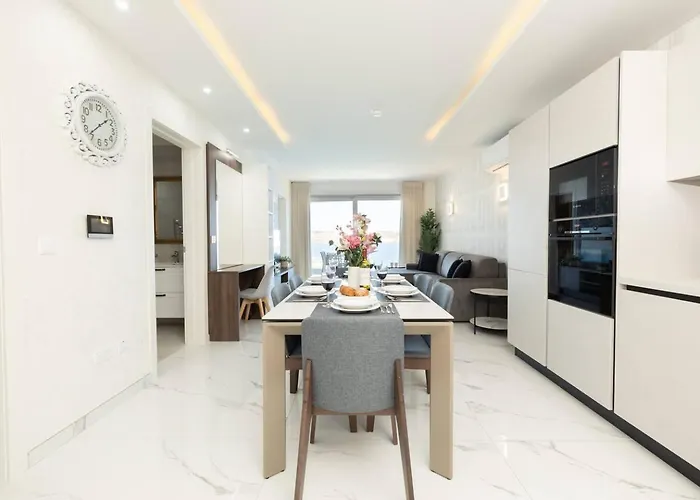 Ivory Seafront With Views!- Fl 8 By Homely Apartment