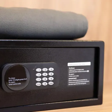 Ivory Seafront With Views!- Fl 8 By Homely *