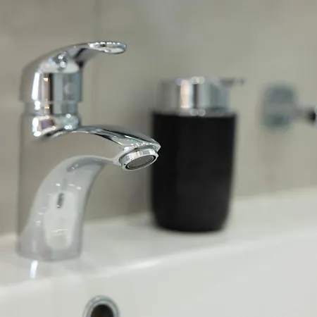 Ivory Seafront With Views!- Fl 8 By Homely