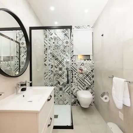 Ivory Seafront With Views!- Fl 8 By Homely