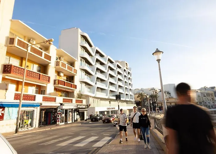 Ivory Seafront With Views!- Fl 8 By Homely