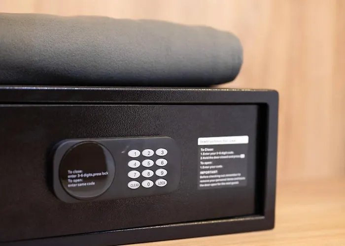 Ivory Seafront With Views!- Fl 8 By Homely *