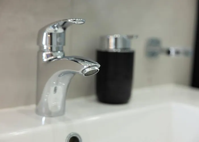 Ivory Seafront With Views!- Fl 8 By Homely