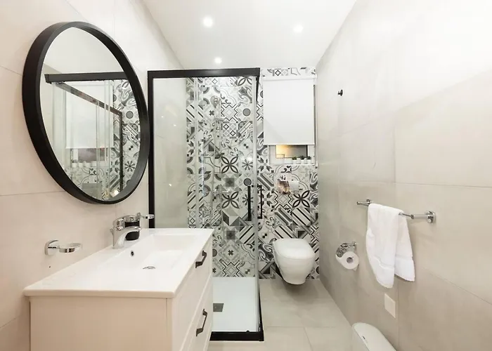 Ivory Seafront With Views!- Fl 8 By Homely