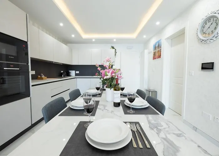 Ivory Seafront With Views!- Fl 8 By Homely Appartement